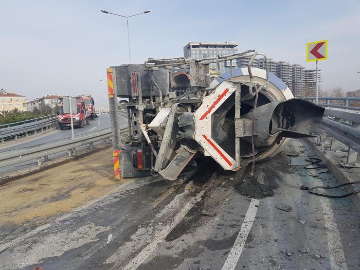 Son dakika Bakırköy de beton mikseri devrildi yol trafiğe kapandı