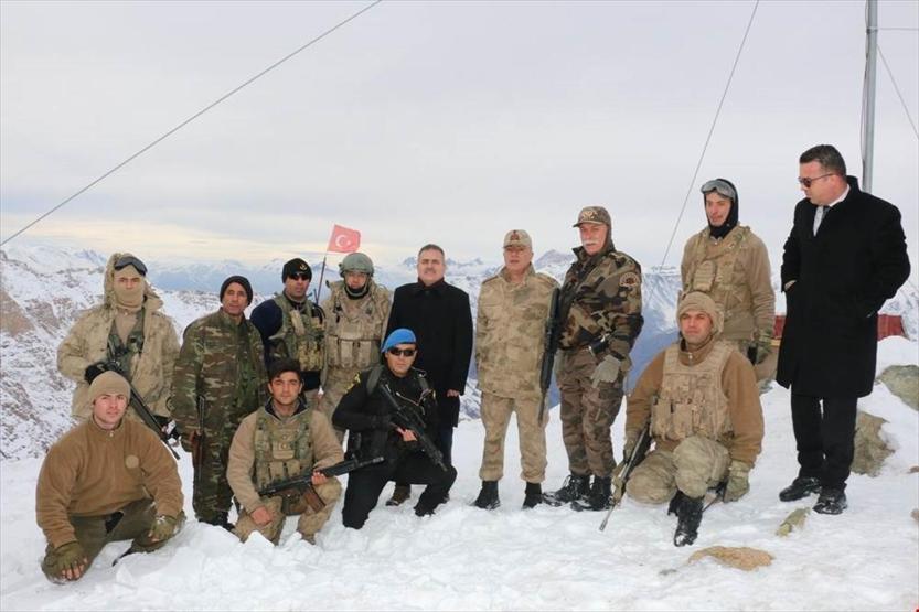 Hakkari Valisi Yüksekova Üs Bölgesi ni ziyaret etti Son Dakika