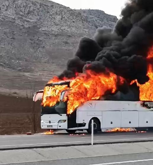 Faciadan dönüldü Yolcu otobüsü alev alev yandı