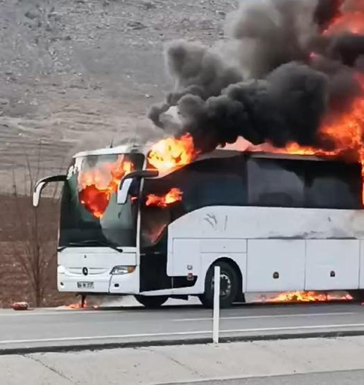 Faciadan dönüldü Yolcu otobüsü alev alev yandı