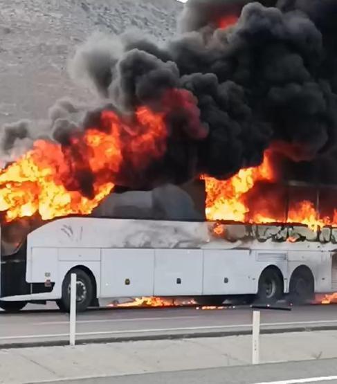 Faciadan dönüldü Yolcu otobüsü alev alev yandı