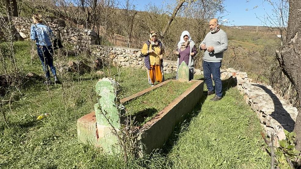 200 Yıllık Gelenek Türbenin Toprağını Yiyerek Dua Ediyor, Şifa Arıyorlar...
