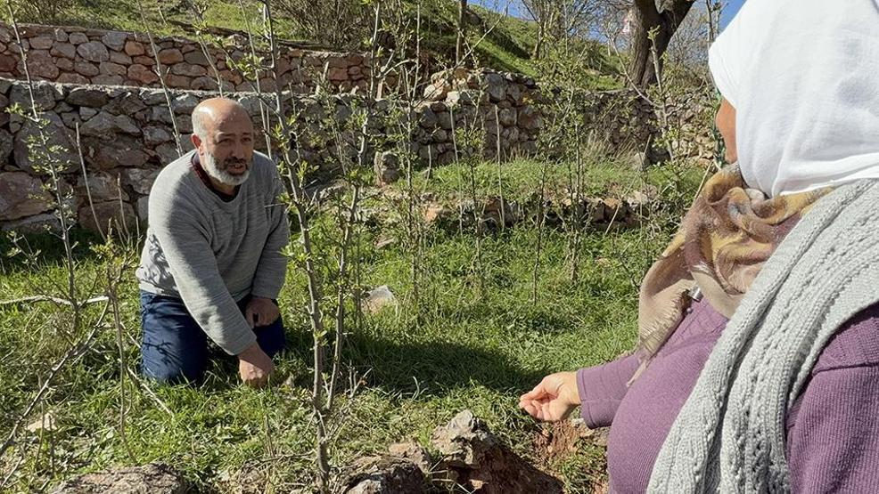 200 Yıllık Gelenek Türbenin Toprağını Yiyerek Dua Ediyor, Şifa Arıyorlar...