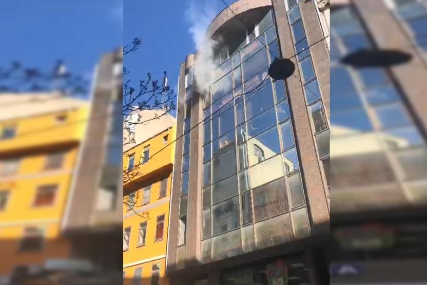 Karaköy’de ayakkabı deposunda korkutan yangın