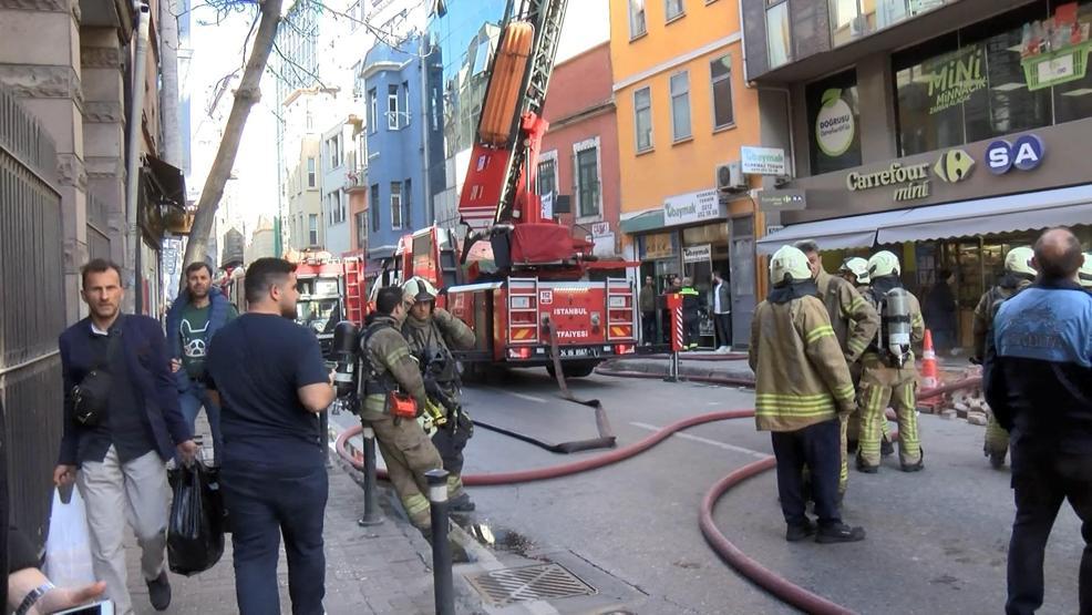 Karaköy’de ayakkabı deposunda korkutan yangın