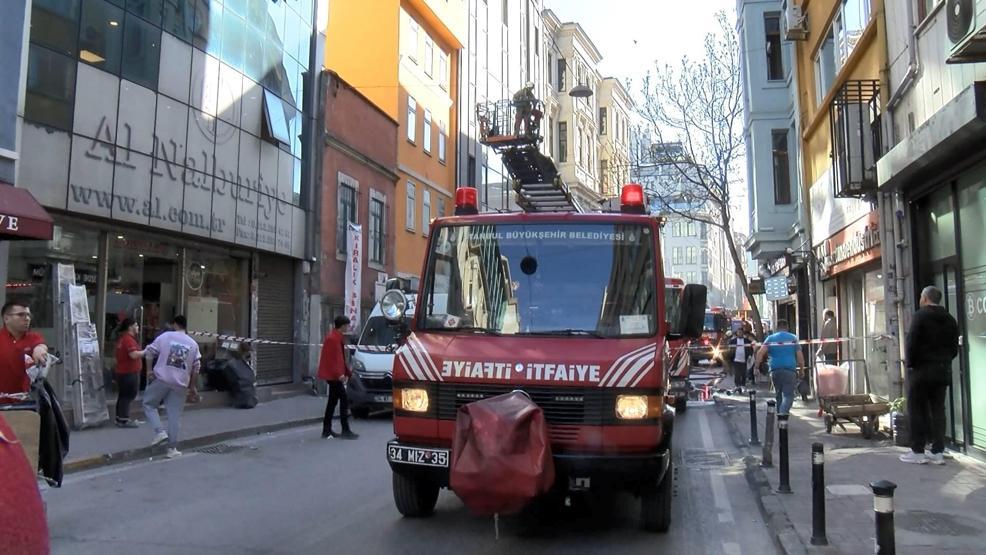 Karaköy’de ayakkabı deposunda korkutan yangın
