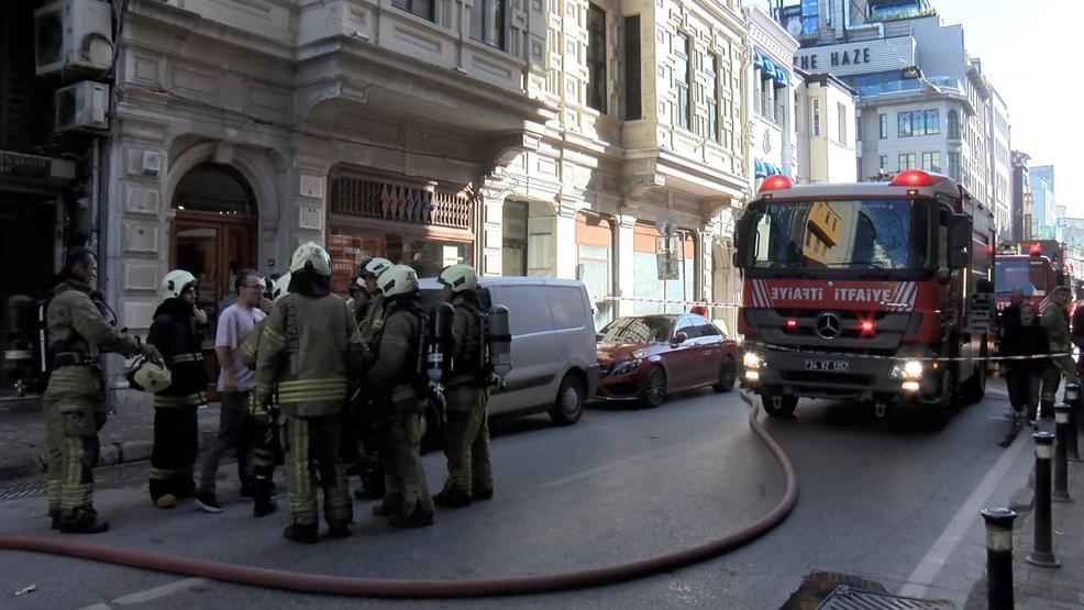 Karaköy’de ayakkabı deposunda korkutan yangın