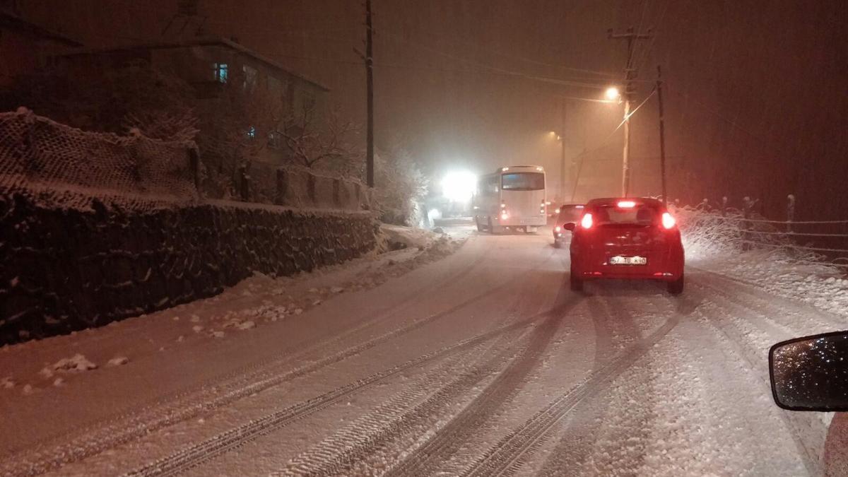 Kocaeli nde okul servisi buzlu yolda kontrolden çıktı 11 yaralı