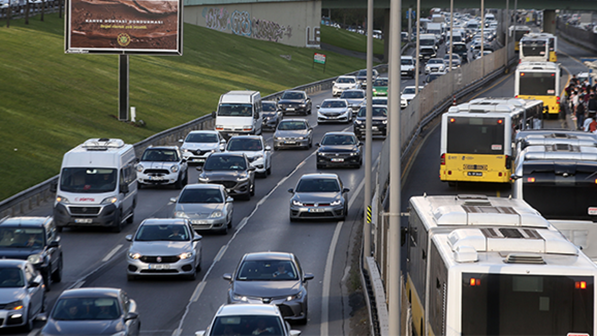 İstanbul da akşam saatlerinde trafik yoğunluğu Son Dakika Flaş Haberler