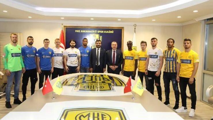 MKE Ankaragücü 15 yeni isim için imza töreni düzenledi Ankara Haberleri