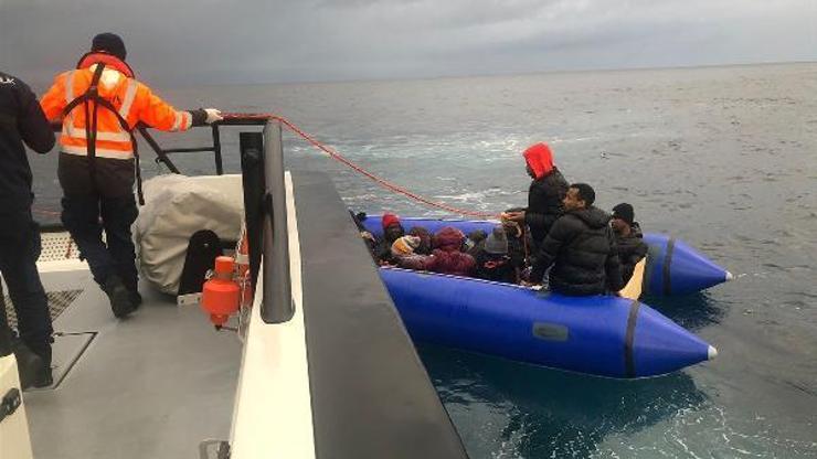 Yunanistan ın geri ittiği bottaki 17 göçmen kurtarıldı Son Dakika