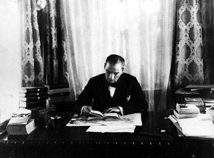 Bu kitaplar Atatürk'ü anlatıyor