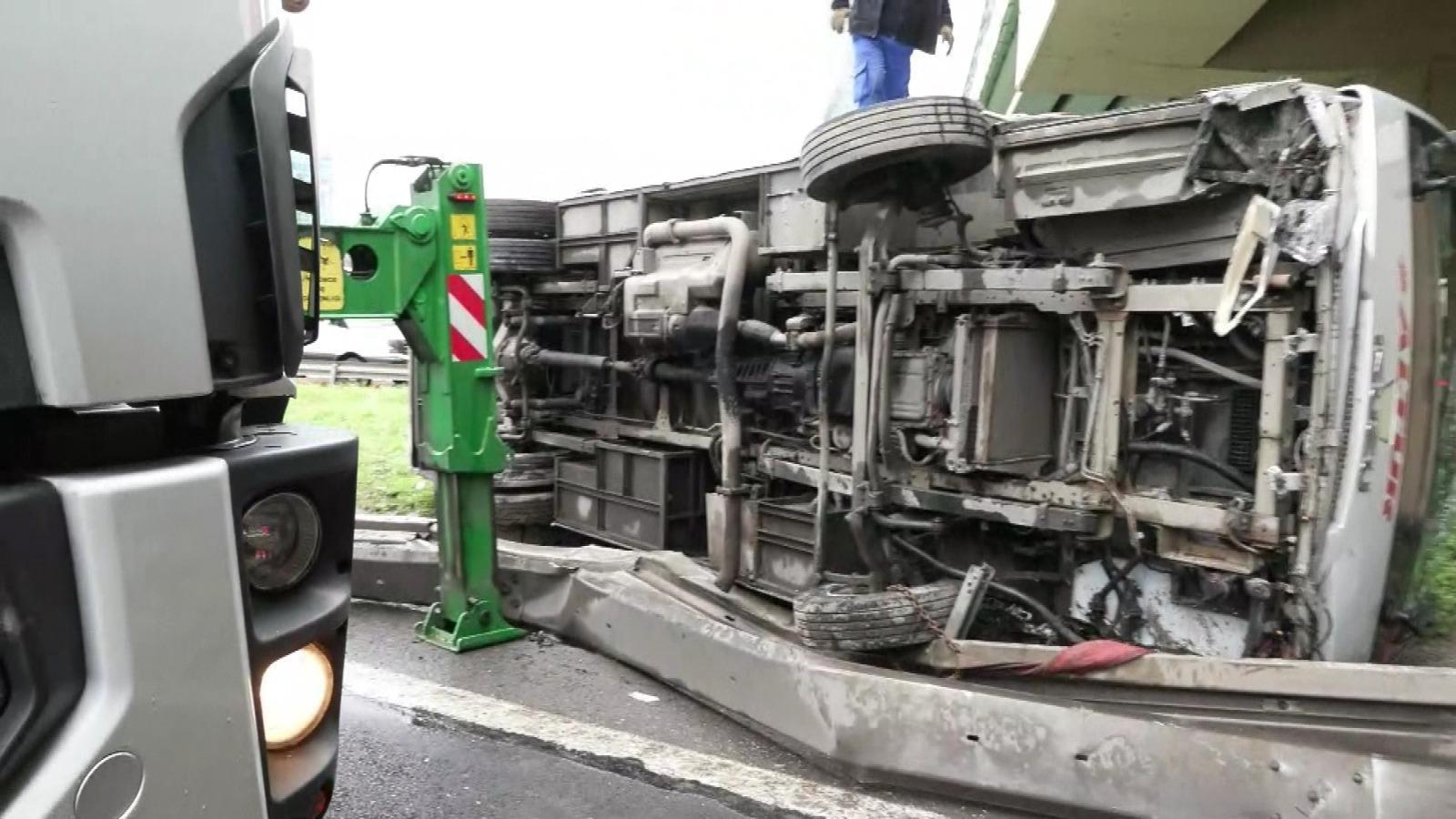 Basın Ekspres yolunda servis minibüsü devrildi; yaralılar var