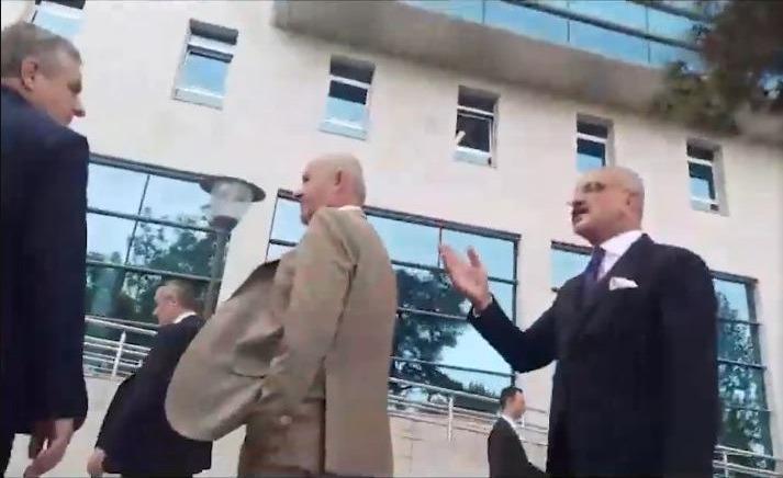 Sırrı Sakık ve Önder Aksakal arasında tartışma! 'Genel Kurul'daki polemik Meclis bahçesine taşındı...'