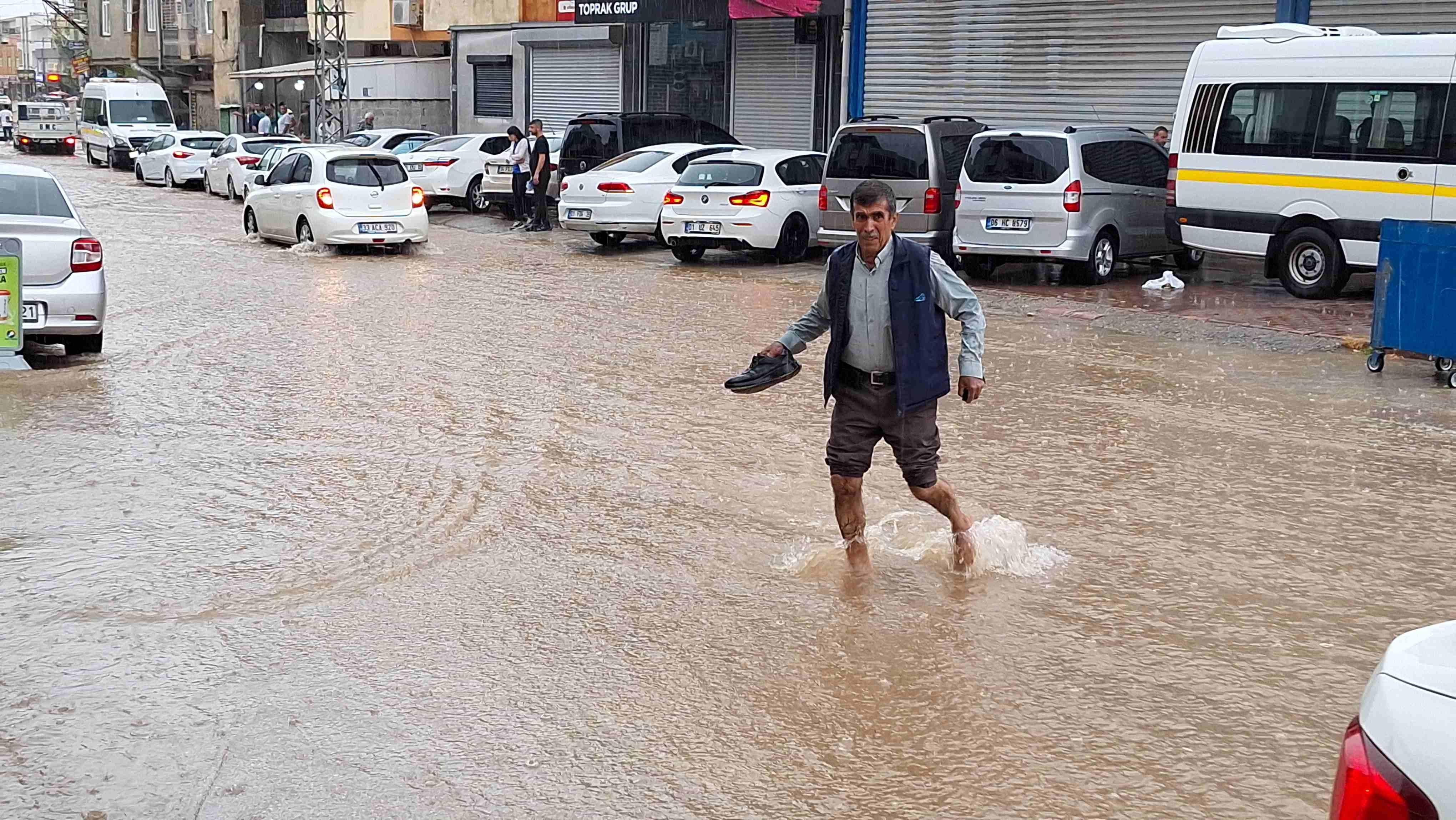 Adana'da sağanak yolları göle çevirdi, ağaçları devirdi... Meteoroloji'den bir uyarı daha!