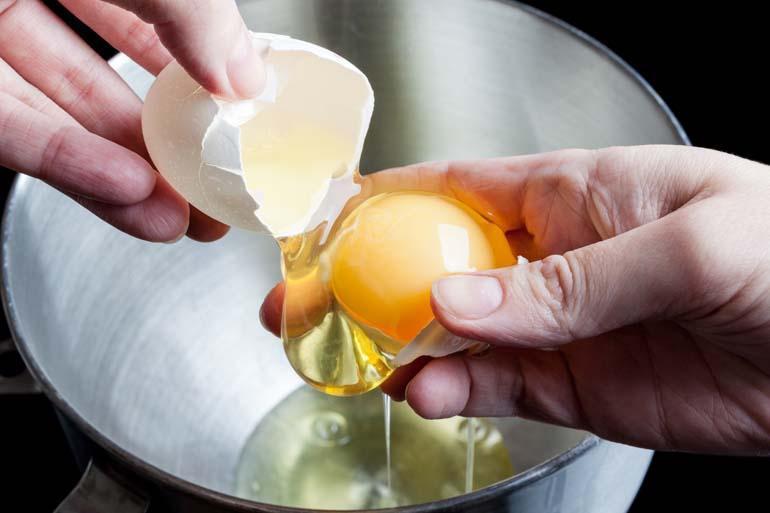 Yumurta taze mi, bayat mı? İşte anlamanın yolu... Kırdığınızda böyle görünüyorsa aman dikkat: Sakın tüketmeyin!