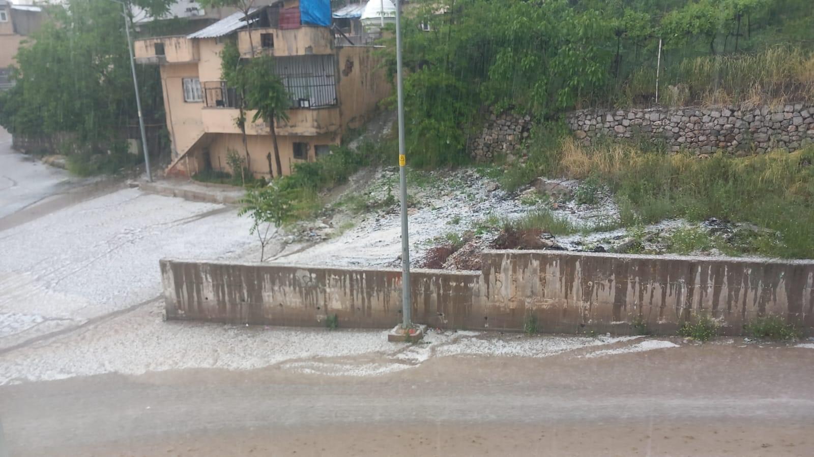 5 dakika dolu yağdı! Şırnak-Cizre yolu trafiğe kapandı
