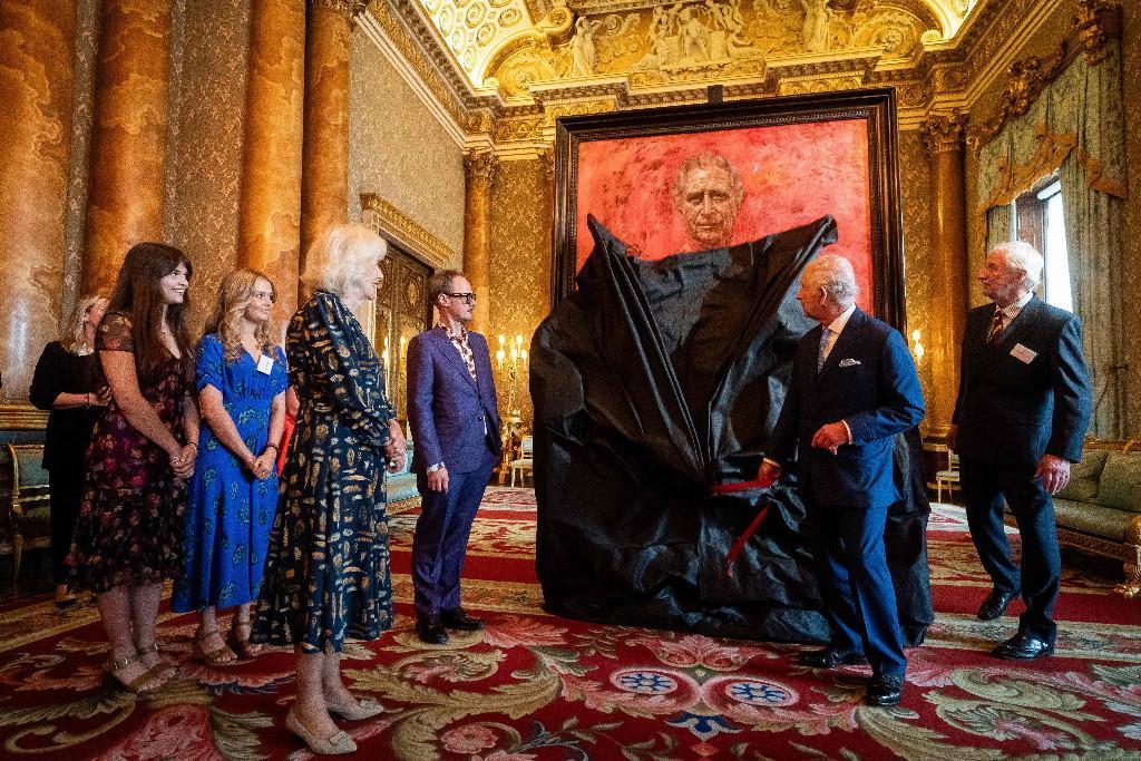 Kral Charles'ın ilk resmi portresi sosyal medyayı karıştırdı: Cehennem ateşiyle yanıyor gibi