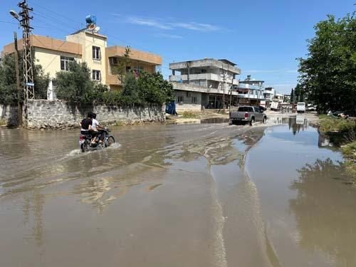 Adana'da sağanak! Cadde ve sokaklar suyla doldu