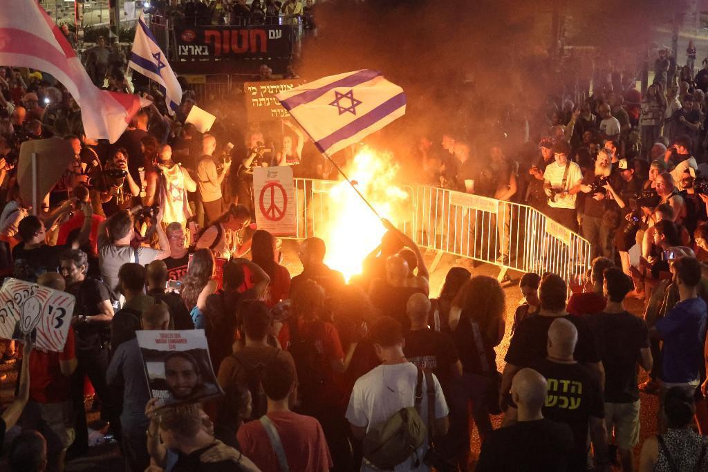 Tel Aviv'de on binlerce İsrailli yine sokaklara indi
