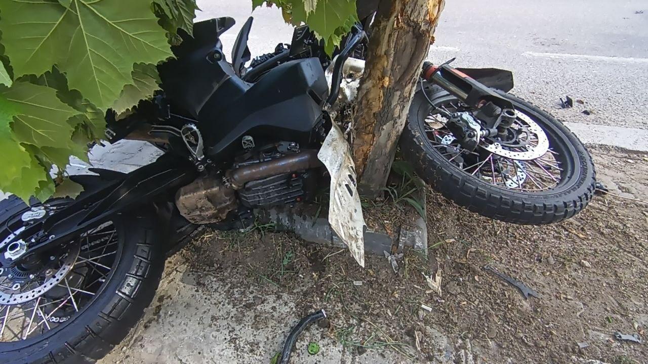 Kontrolden çıkan motosiklet ağaca çarptı: Sürücü hayatını kaybetti