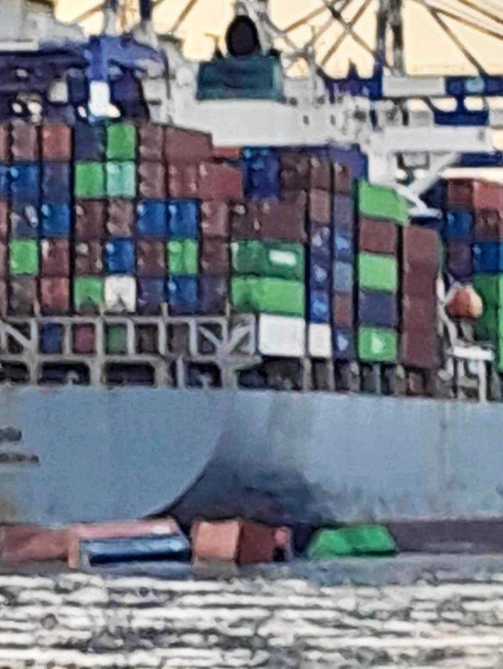 Ambarlı Limanı'nda yük gemisinden 28 konteyner denize düştü