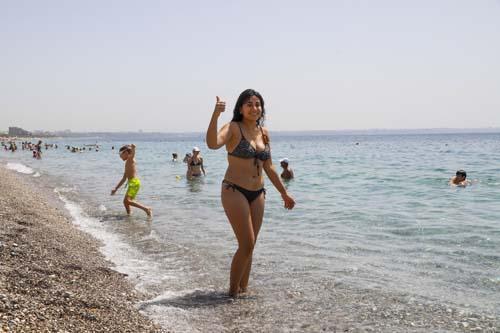 45 derece sıcaklık uyarısı yapılan Antalya'da sahiller doldu