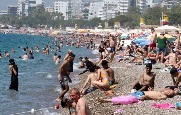 Antalya sahilleri hıncahınç doldu!