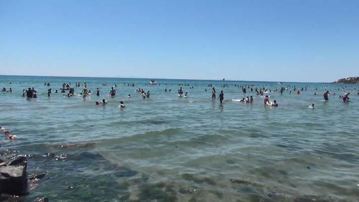 Silivri'de sıcaktan bunalanlar sahillere akın etti