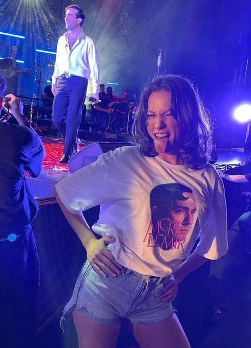Serenay Sarıkaya, Mert Demir konserinde! Mert Demir baskılı t-shirt giydi!