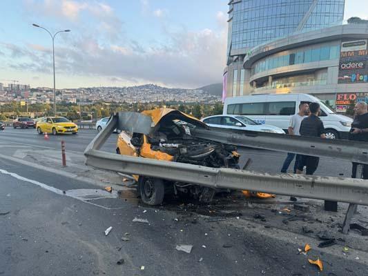 İstanbul'da taksi bariyerlere ok gibi saplandı