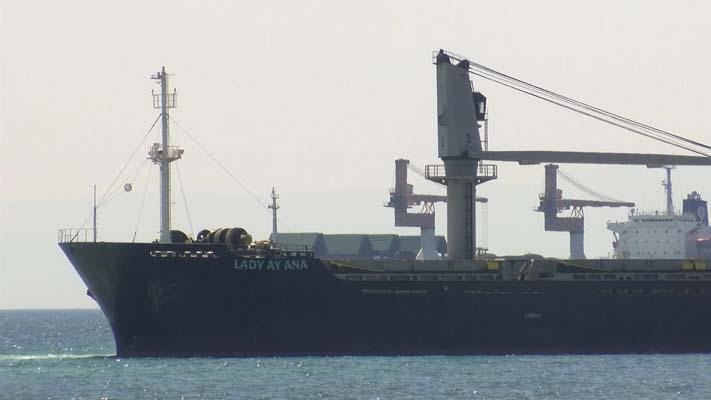 Bakırköy’de karaya oturan gemi için kurtarma çalışmaları devam ediyor