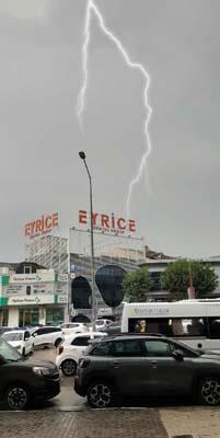 Meteoroloji sarı kod vermişti: Bursa'da sağanak; 30 dakikada 100'den fazla şimşek görüldü!
