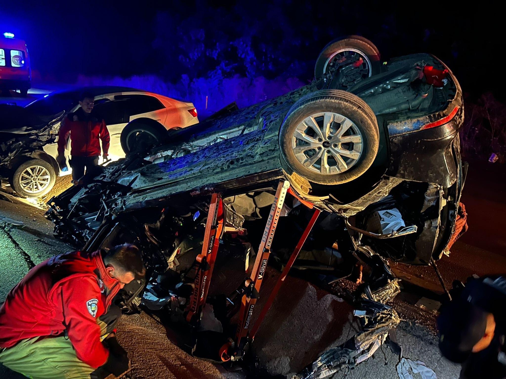 Gönen’de feci kaza... İki araç kafa kafaya çarpıştı: 1 ölü, 2 yaralı