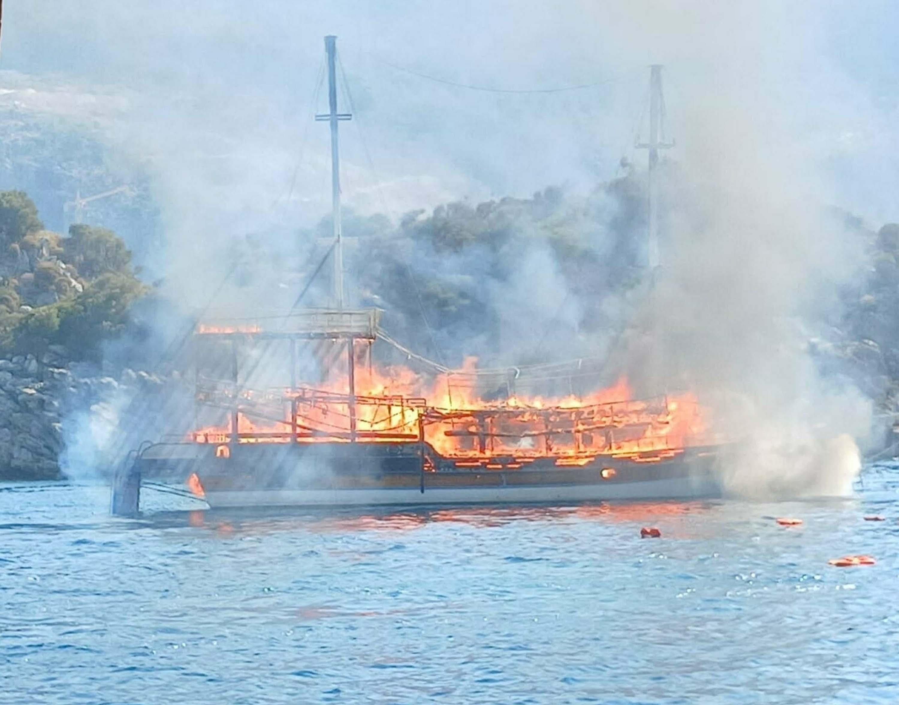 Marmaris'te tur teknesi yandı