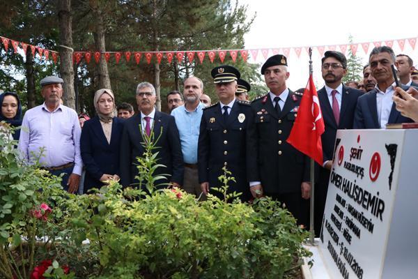 15 Temmuz kahramanı Ömer Halisdemir kabri başında anıldı