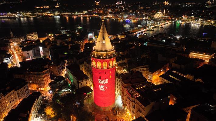 15 Temmuz Demokrasi ve Milli Birlik Günü! İstanbul'da tarihi mekanlar ışıklandırıldı