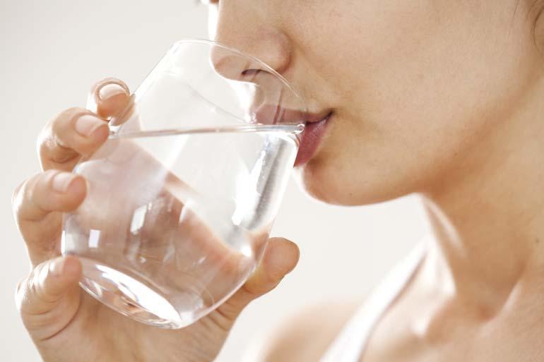 Diyetisyenden kavurucu sıcaklarda sıvı kaybına karşı 2 buçuk litre su tüketilmeli uyarısı
