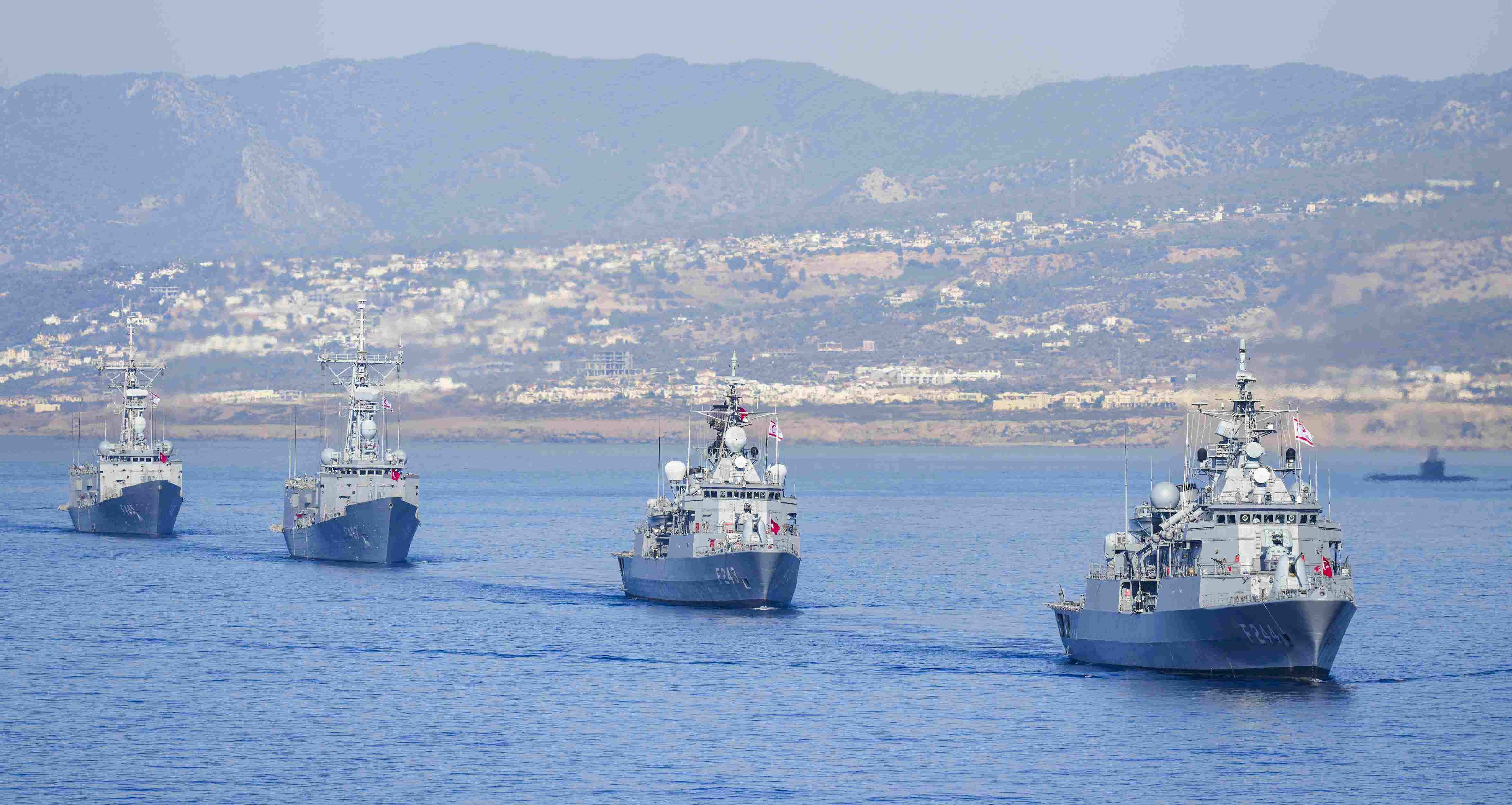 Yunanistan basınında manşet: 5 Türk savaş gemisi bölgede!