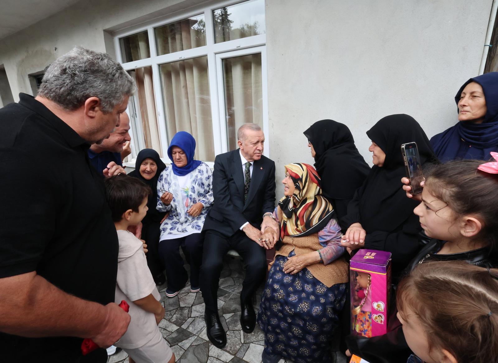 Cumhurbaşkanı Erdoğan'ı komşuları anlattı: Annemi her gördüğünde arabadan iner