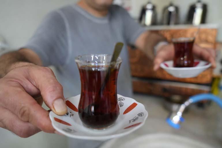 Çay soğuk suyla mı yoksa sıcak suyla mı demlenir? Menemenin ‘soğan' tartışmasına çayın ‘suyu' eklendi