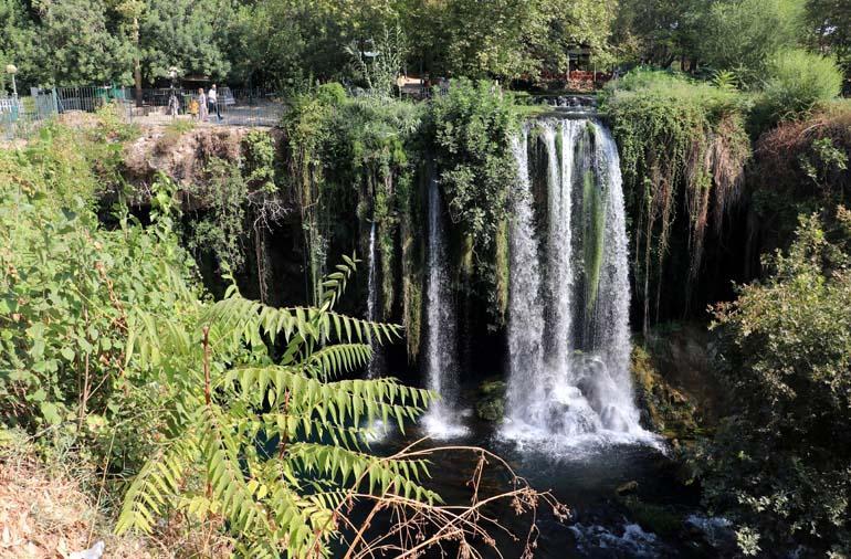 Yeşilçam filmlerine sahne olan Düden Şelalesi'ne ziyaretçi akını