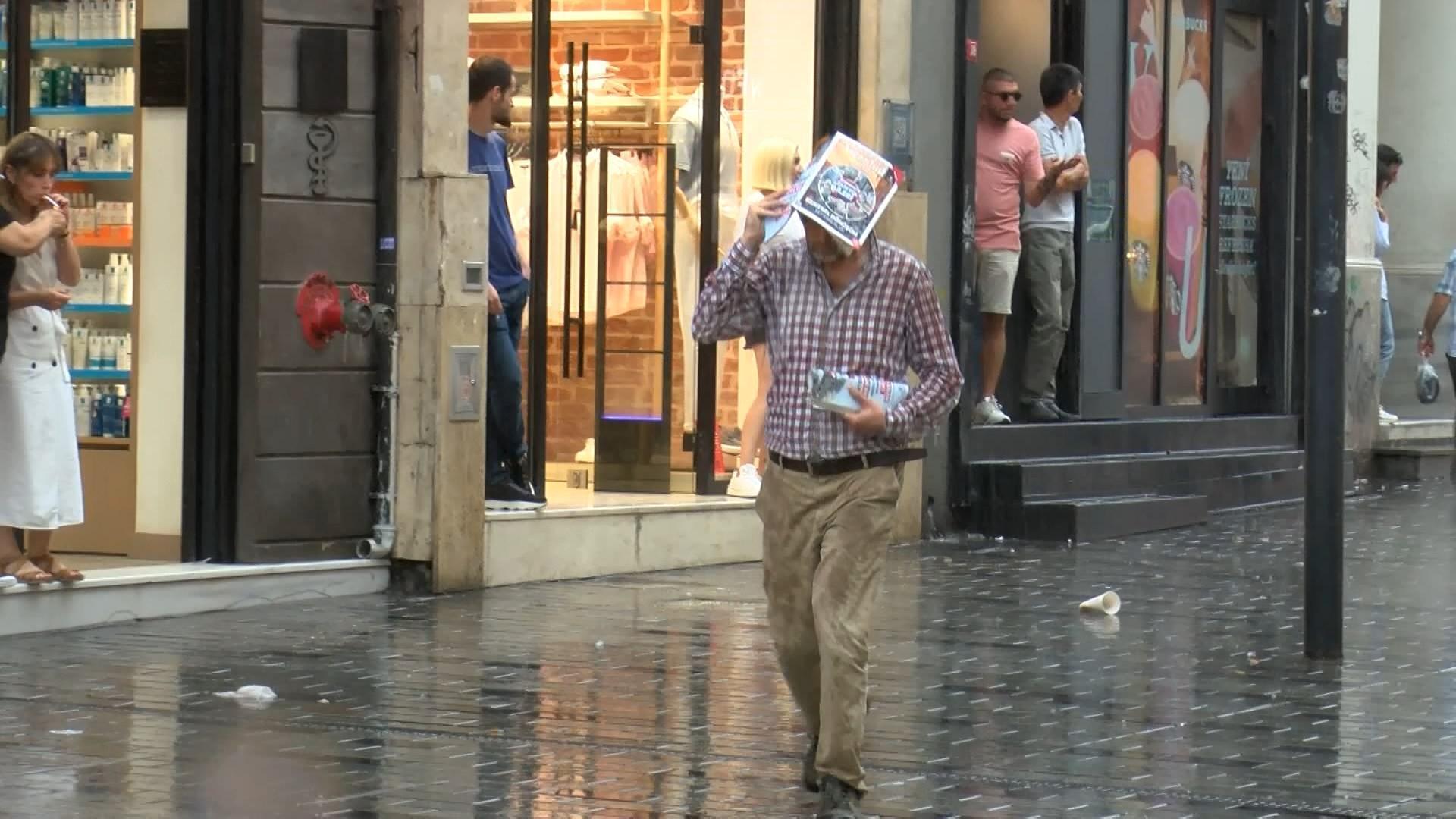 İstanbul'da sağanak etkili oldu! Araçlar alt geçitte mahsur kaldı