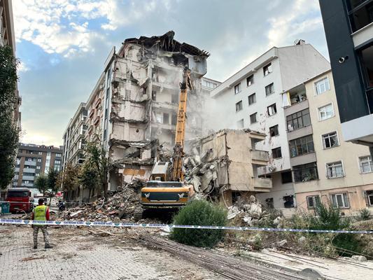 Yıkım çalışması sırasında yan bina zarar gördü