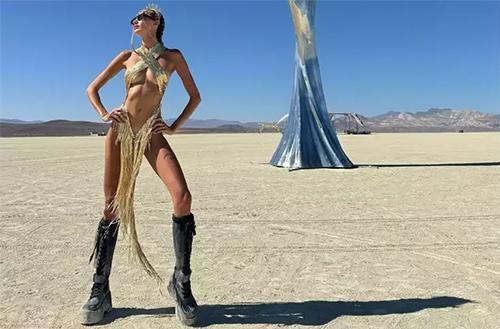 Burning Man'e giden Şevval Şahin’den Nevada Çölü’nde cesur pozlar! Sosyal medyayı salladı