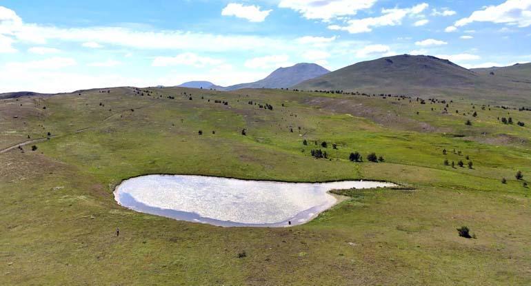 Batı Karadeniz'in zirvesindeki buzul göleti doğal güzelliğiyle hayran bırakıyor