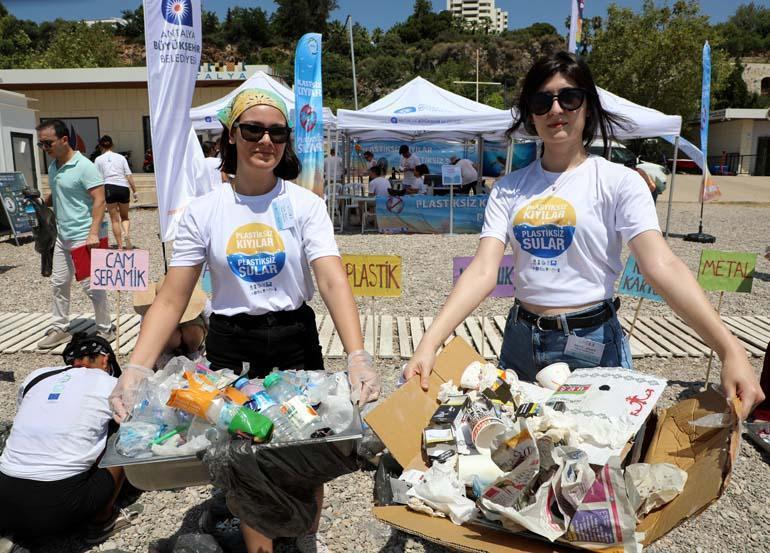 Uzmanlar uyarıyor: 'Haftada 1 kredi kartı büyüklüğünde plastik yiyoruz'