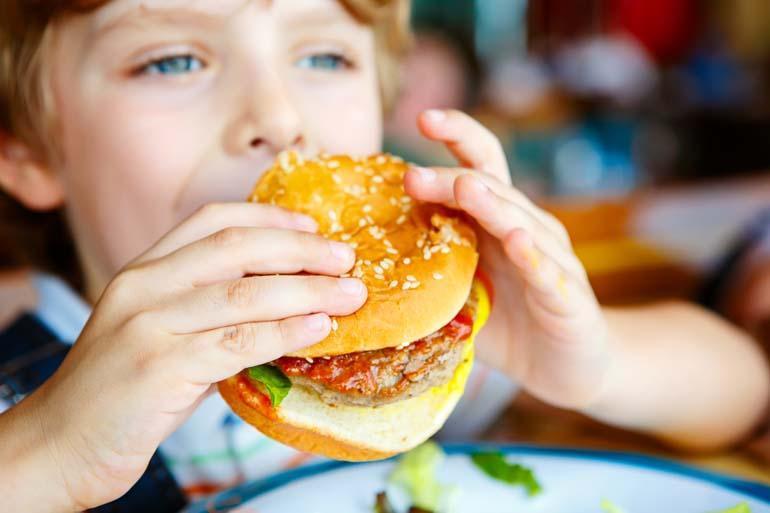 Çocukluk çağı obezitesine dikkat! Önlemenin 8 yolu