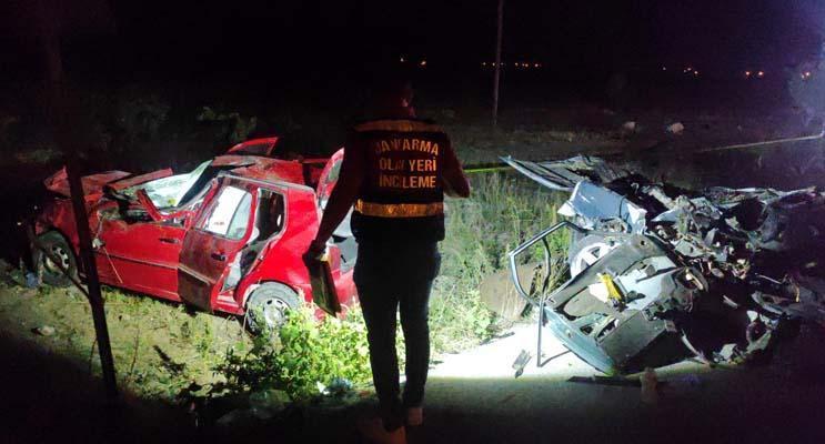 Otomobiller kafa kafaya çarpıştı: 2 kişi can verdi, 3 yaralı