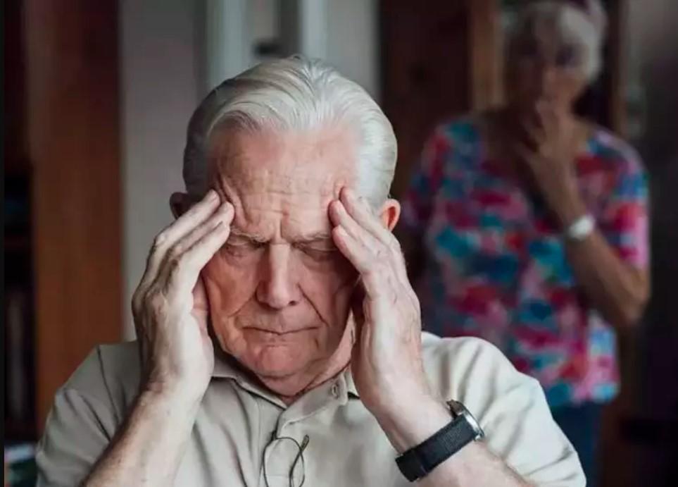 Alzheimer'ın gizli sebebi! Akşamları bu ışığı kullanıyorsanız...